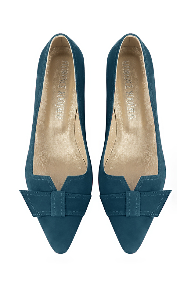 Peacock blue women's dress pumps, with a knot on the front. Tapered toe. Medium flare heels. Top view - Florence KOOIJMAN